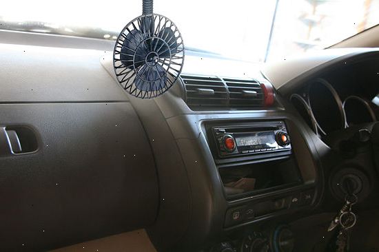 Hoe je jezelf te koelen in een auto zonder airco. Hang een natte lap over het midden vent van de auto.
