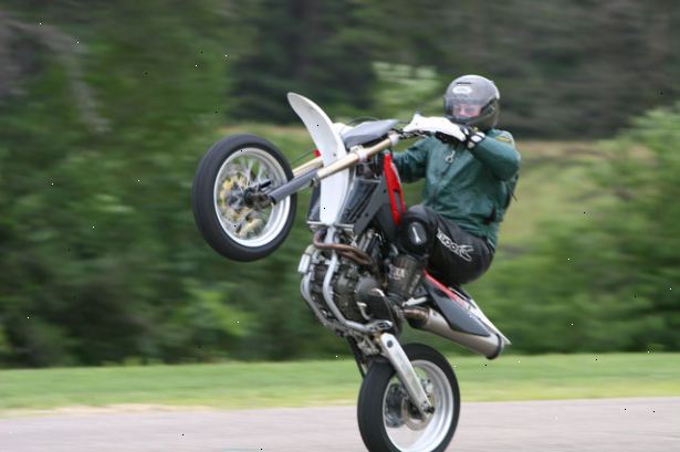 Hoe je koppeling wheelies te voeren op een motorfiets. U hoeft niet een zeer krachtige motor nodig.