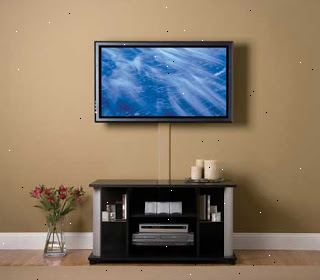 Hoe te monteren een flatscreen TV. Verkrijgen van een correct formaat beugel hetzij online of bij een elektronische winkel.