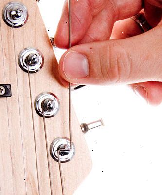 Hoe je snaren te veranderen op een elektrische gitaar. Controleer om te zien of u een drijvende brug.
