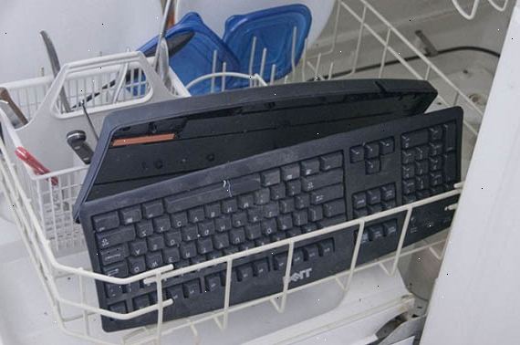 Hoe maak je een toetsenbord in de vaatwasser te reinigen. Koppel het toetsenbord van de computer en verwijder alle batterijen.