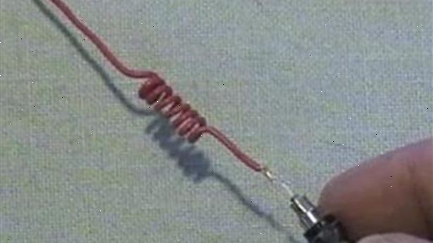 Hoe maak je een draadloze antenne te maken. Pak wat soldeer (bij voorkeur dik) of een bochtige draad / soldeer en wikkel het rond de punt van een punaise.