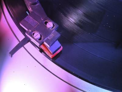 Hoe u de naald te veranderen op een vinyl-speler. Over het algemeen, zijn er slechts 2 of 3 delen te draaitafels die aandacht nodig hebben, afhankelijk van het type dat u hebt.