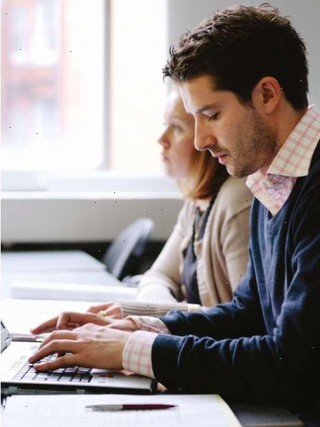 Hoe kan ik een laptop kopen als universiteitsstudent. Doe je onderzoek en ontdek wat voor soort specificaties die u nodig hebt.