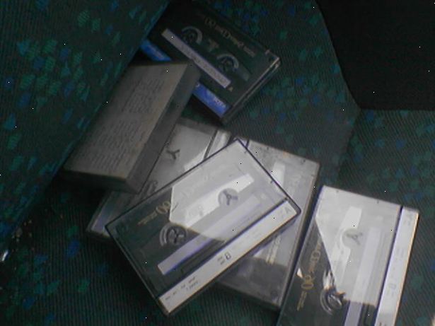 Hoe je cassettes te kopiëren naar de computer van de harde schijf. Verkrijgen van een cassettespeler met een "line out" van een soort.