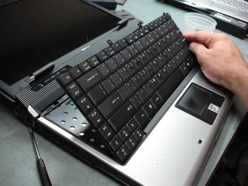 Hoe maak je een laptop toetsenbord schoon