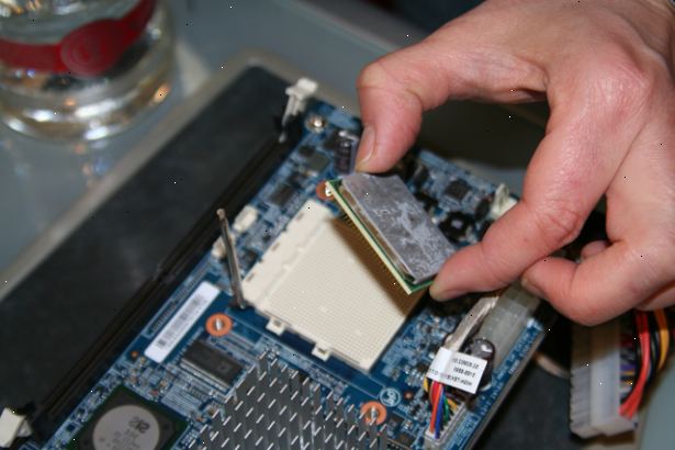 Hoe maak je een processor te upgraden. Schakel uw computer uit en verwijder de stroomkabel.