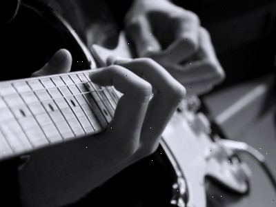 Hoe je de gitaar spelen en zingen tegelijk. Leer de woorden van het lied.