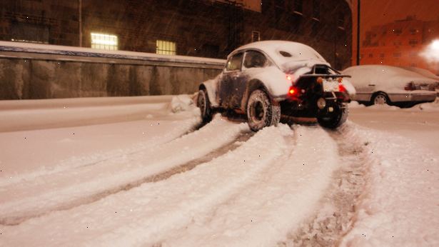 Hoe u uw auto uit de sneeuw. Controleer de uitlaat voordat u de motor start.