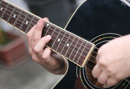Hoe je vinger pijn te verlichten bij het leren om gitaar te spelen. Verkrijg de juiste snaren.