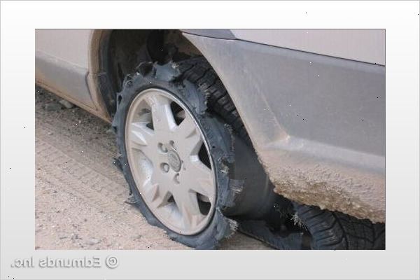 Hoe te lucht te vullen in de banden van een auto. Koop een bandenspanningsmeter aan.