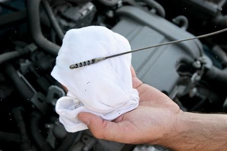Hoe de vloeistoffen controleren in een auto. Uw handleiding vertelt u wanneer vloeistoffen moet worden gecontroleerd, maar dit is slechts het minimum om uw garantie te houden van kracht.