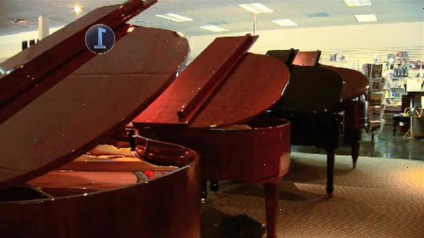 Hoe maak je een piano te kopen. Maak er een punt om te bezoeken enkele showrooms en vertrouwd te raken met verschillende fabrikanten, en de namen en kwaliteiten van elk merk.