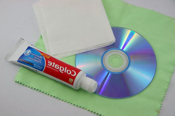 Hoe maak je een cd te repareren met tandpasta. Zorgvuldig wassen van de CD in een mild sopje om alle kleine deeltjes die kunnen krassen op de cd te verwijderen.