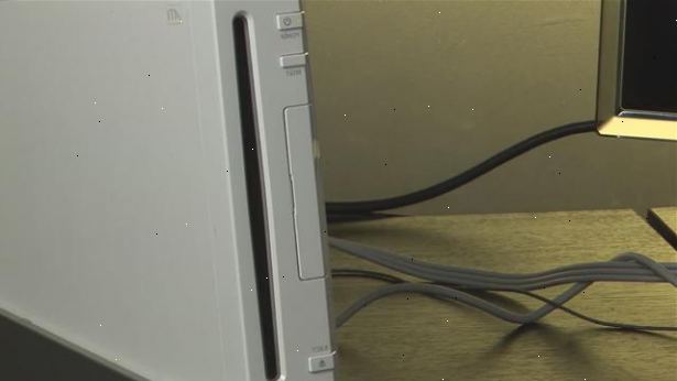 Hoe het opzetten van uw Nintendo Wii. Neem de verticale stand en het ronde stukje plastic en schuif ze beide samen.