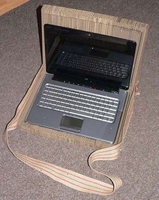 Hoe kan ik een laptop tas te maken uit karton. Verkrijgen van voldoende karton.