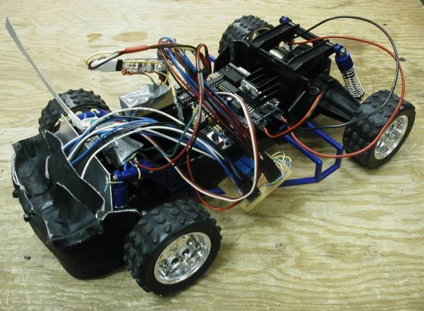 Hoe maak je een op afstand bestuurbare robot te bouwen. Herkennen wat je zal de bouw van de eerste stap in het bouwen van een op afstand bestuurbare robot is te erkennen dat je niet gaat om te kunnen een full-size, tweebenige, mensachtige robot die al uw klusjes kunnen doen bouwen.