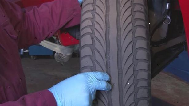 Hoe om te weten wanneer autobanden aan vervanging toe. Kijk naar het loopvlak.