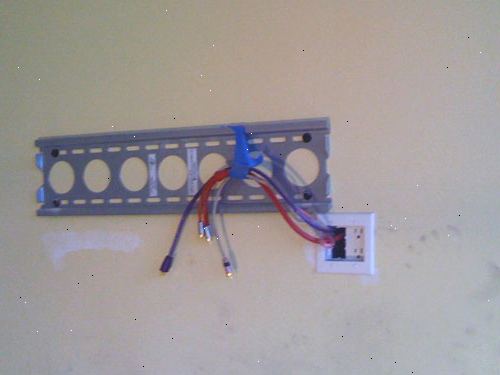 Hoe maak je een flat-panel TV te installeren op een muur zonder draden laten zien. Bepalen waar en hoe hoog op de muur u wilt dat de tv.