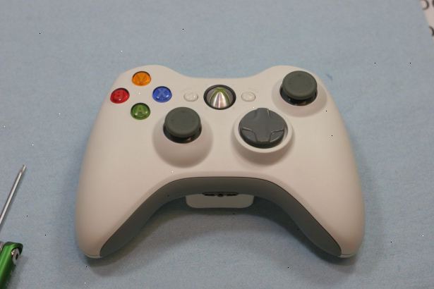 Hoe maak je een draadloze Xbox 360 controller voor het schilderen van demonteren. Verwijder de batterijhouder - Draai de regelaar om en verwijder de accu.